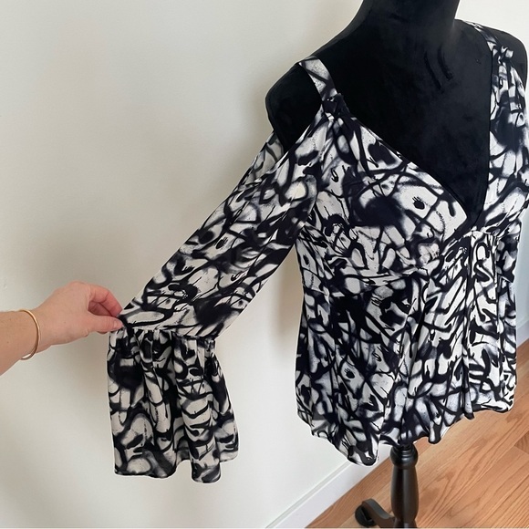Nicole Miller Black White Graffiti Print Cold Shoulder Bell Sleeve V-Neck Blouse - Picture 5 of 10